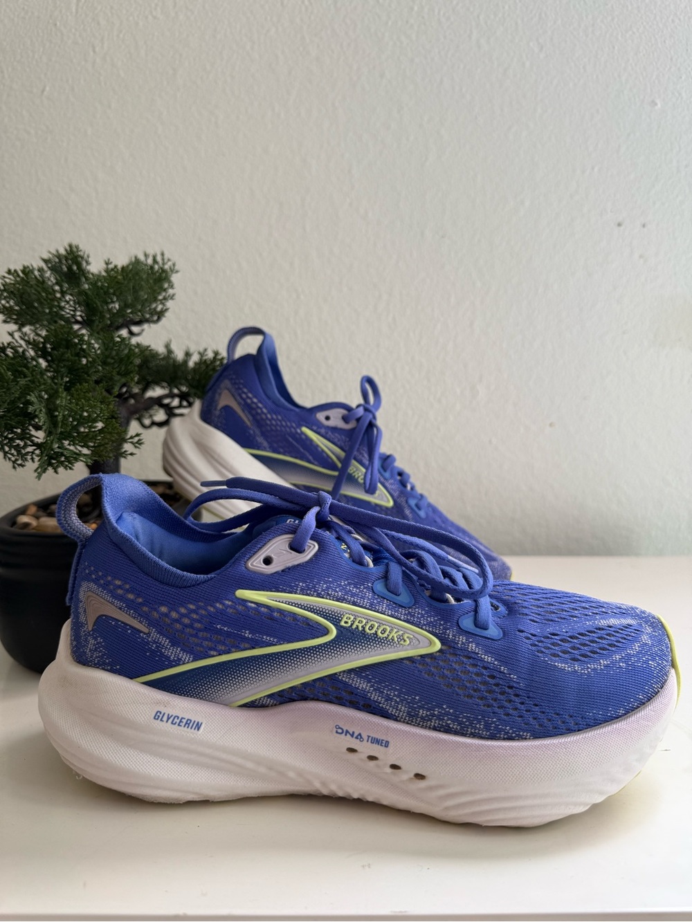 Brooks Glycerin 22 Women size 6 Running Shoes in Blue with Neon Yellow Accents